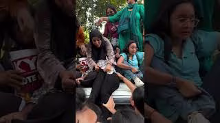 महिला पुलिस ने लड़की के कपड़े खींचे 😡
